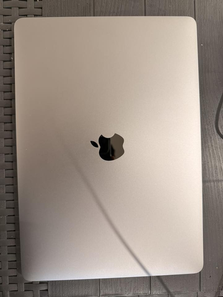 MacBook Pro m2 
موديل 2022  
باتري هيلك 100% مشحون 9 مرات فقط 
الجهاز جديد جديد جديد 
سعره 1200  
للتواصل ***********

