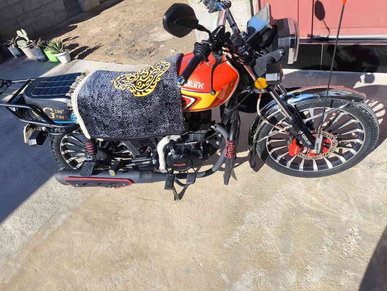 السلام عليكم شباب دراجه للبيع سولينج 25 محرك 200 زنجيل اوراقها وياها سويتشات اثنين مكاني الانبار القائم اللي يحب يتواصل على هذا الرقم ***********
