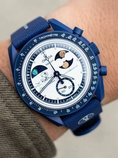 ساعة من ماركة اومكا Omega x Swatch MoonSwatch وارد اوربي
تحفة فنية

تصميم مستوحى من سطح القمر والأرض

مكينة كوارتز ناعمة ستوبوج (جميع السناتر شغاله)

المينا رمادية محببة تعكس شكل التضاريس القمرية

فول لامينوس ارقام واميال

مؤشر مراحل الأرض شغال يظهر الأرض بألوان خاصة والمحيطات تتوهج تحت ضوء UV

مؤشر مراحل القمر شغال 

هيكل من مادة Bioceramic (خليط بين السيراميك والبلاستيك الحيوي)

 سير قماش VELCRO مختم

زجاج معدني مقبب ضد الخدش

مقاومة ماء وغبار 

السعر40 مع توصيل والملحقات


**إذا كنت صاحب هذا الإعلان وتريد حذفه لأي سبب، رجاءا أرسل رسالة إلى الدعم الفني**