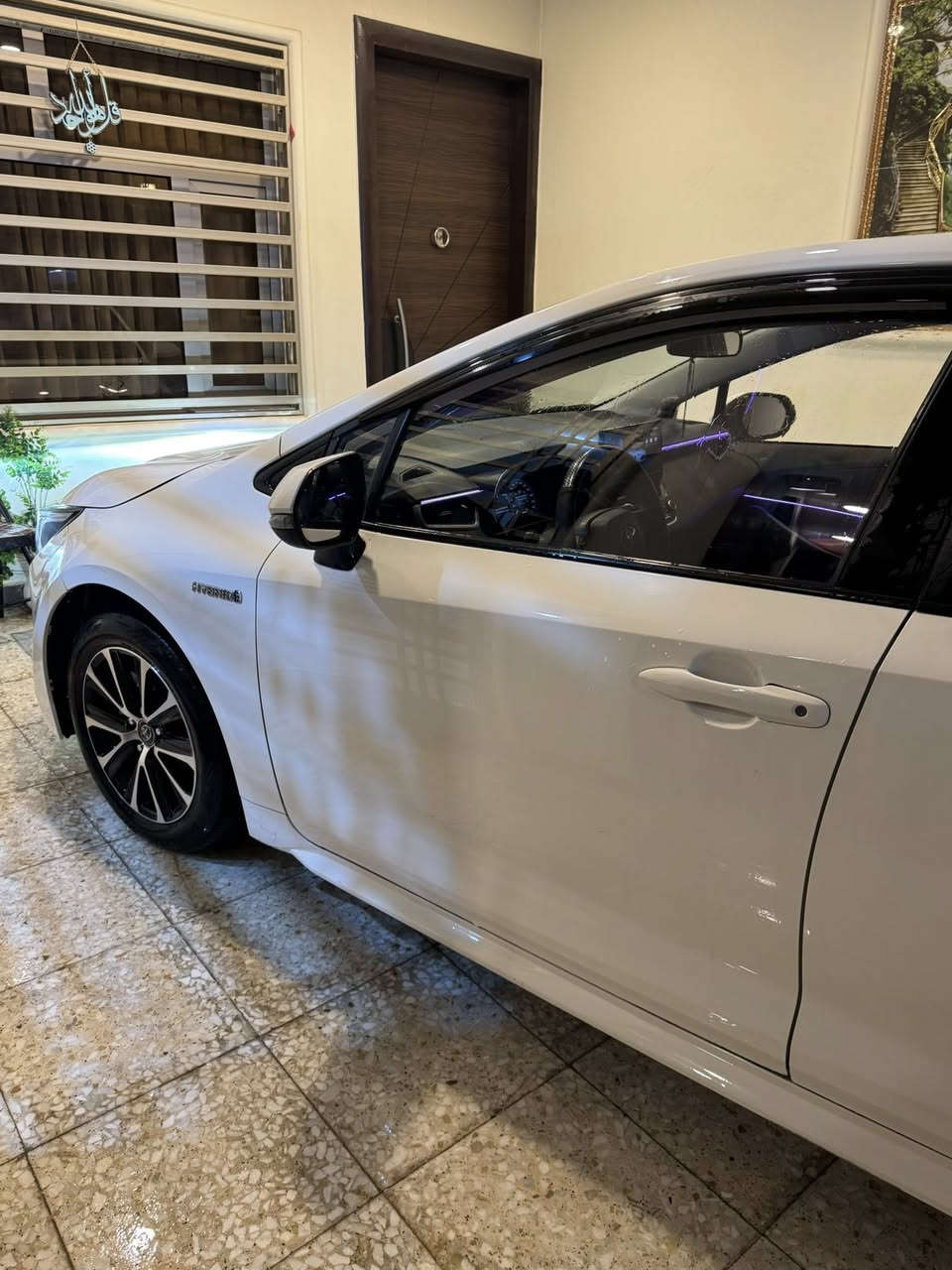 سلام عليكم كورلا هايبرد للبيع موديل 24 شكل الامريكي سيارة حلوة ونضيفة ماشية 67الف شادلهة انارة داخليهة شغل بلاد والسيارة على ايدي بيهة بارد بل جنطة اقل الاصبع وبيهة تكحيل بل دعامية الامامية وباقي مواصفات السيارة معروفة رادار امامي سياقة ذاتية بصمة فتحة السعر 145 وبيهة مجال وهذ رقمي       ***********
