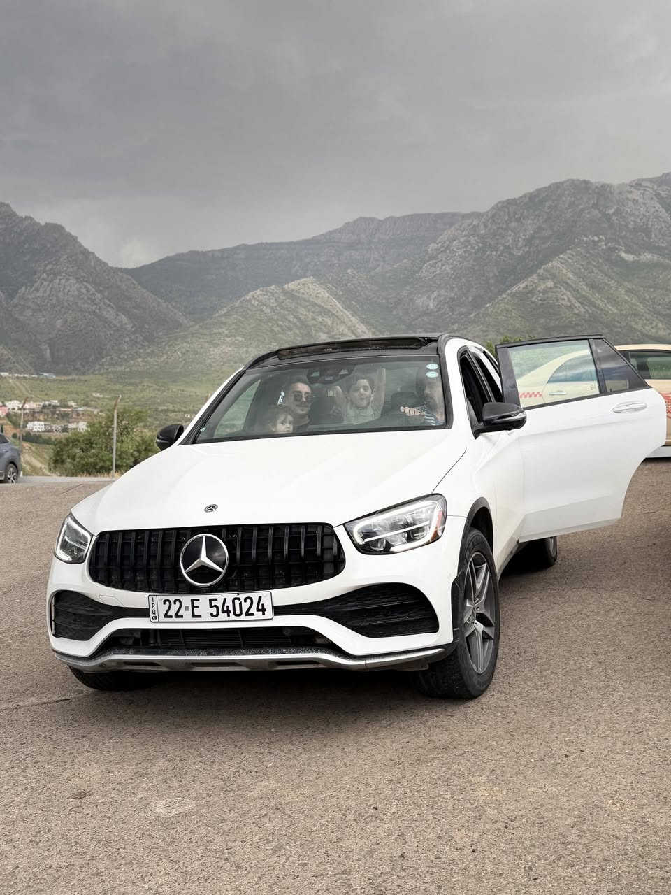 للبيع مارسدس فئة GLC300
موديل20
صندوك كهرباء 
كامرات 360
فول الخير 
حساسات امامي خلفي

داخل السياره لونه ملكي اسود
السياره فور متك 
رقم اربيل تحويل مباشر
ماشيه 60 الف كيلو
السياره بدون صبغ بدون ايرباك فقط دعاميه
كير محرك مكفولات
مكان السياره بغداد 
بنوراما ماوس داخل جلد 
كشنات كهرباء وباقي مواصفات المارسدس
السعر 270$  وبيه مجال بسيط 
واي استفسار اني حاضر 
***********  *********** 

(  )
