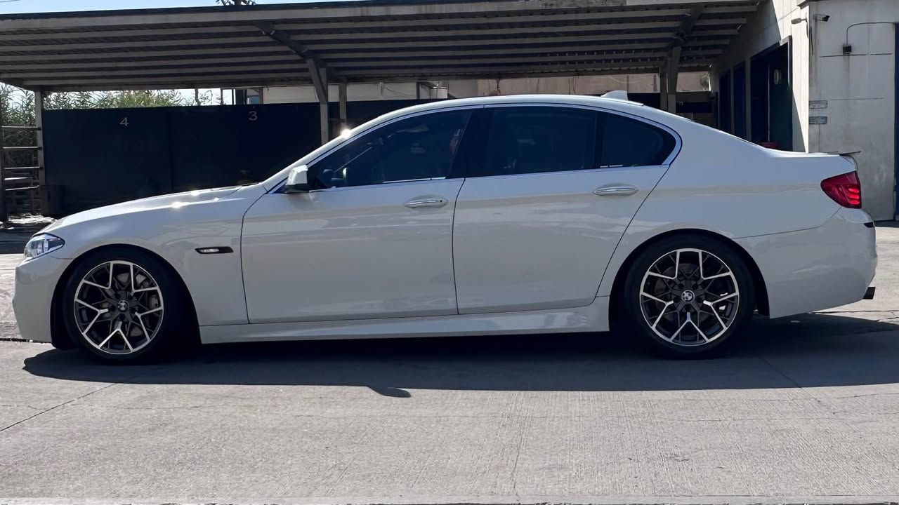 BMW 535 بي ام دبليو f10 
‎ موديل 2011 وارد امريكي  
‎مكفوله كفاله عامه من الضرر و التبديل و الكص 
‎صبغ على كد شبر بالجاملغ شرط الفحص 
‎رقم بغداد الجديد سنويه و هزه جدد 
‎ماشيه185  الف كيلومتر حقيقي 
‎المواصفات 1/1 : 
‎- محرك ٦سلندرN55  المرغوب 
‎- فتحة سقف SunRoof
‎- بصمة تشغيل
‎- داخل اسود مطعم ب صاج
‎- شاشة وسائط + ماوس تحكم
‎- حساسات اصطفاف امامي + خلفي
‎- كشنات جلد تحكم كهرباء 
‎- كشنات خزن  
‎- بردات ابواب بلادي
‎- برده خلفيه بلادي
‎- تحكمات ستيرن جهتين + ستيرن كهرباء
‎- ستيرن تحكم كهرباء
‎- مري قلاب + شفط 
‎تبريد قطعتين 
‎- لايتات زينون عالي / ناصي 
‎- هاند بريك بصمة كهرباء
‎عليها كت كامل m tech 
‎السعر180  ورقه بيها مجال ان شاءالله
‎للعلم السياره جداً جديدة متتقارن بغيرها
‎عنواني بغداد /الرصافة
*********** بغداد, العراق
