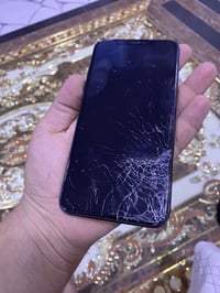 ايفون 11 برو ماكس جهاز نظيف  فقط هذه الكسر بل شاشه كله شغال لمس وصوة و...
