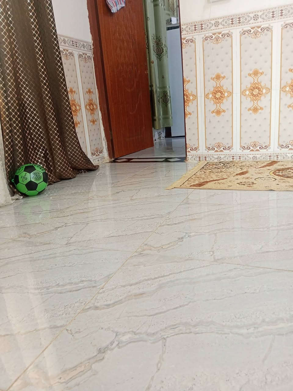 السلام عليكم بيت بالعيبي قريب عل الصوره مساحته 130م يتكون من غرفه وصاله ومطبخ وصحيات ومحل ركن للاستفسار الاتصال على الرقم ***********
