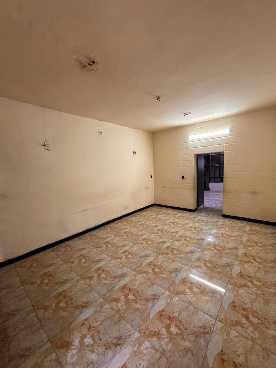 للايجار في السيدية بيت مساحة 50م
يحتوي على غرفتين نوم صالة ومطبخ وخدمات 

قيمة الايجار : 750 الف 

للاستفسار:***********
الكوخ للتطوير العقاري
