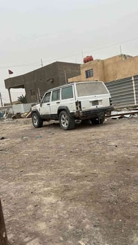 جيب شيروكي لبيع كوم حديد مكينه وكير شغاله محور ففتي رقم الهاتف 0780550...