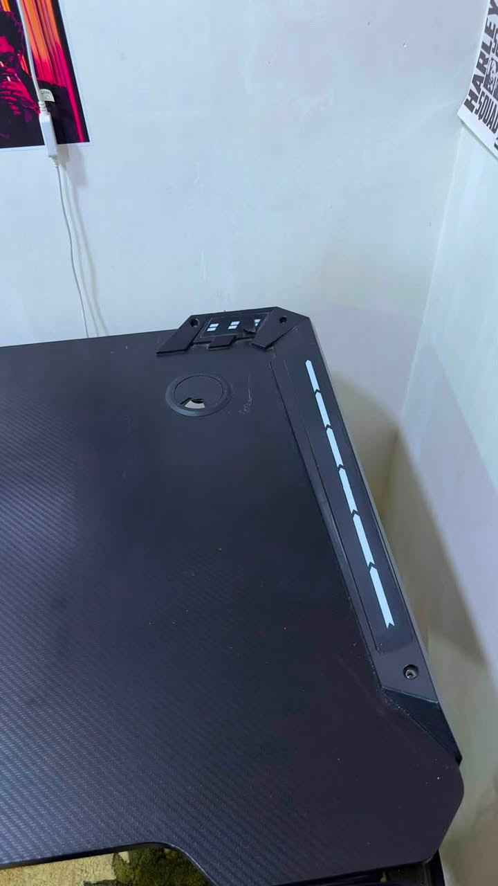 للبيع Gaming Desk بحالة ممتازة 🔥
✅ Gaming Desk احترافي.
✅ سطح واسع ومتين.
✅ حامل سماعة + حامل كوب + فتحات لتنظيم الكيبلات+rgb
✅ مناسب للـ PC والكونسل.
✅ نظيف جدًا وحالته ممتازة، بدون أي مشاكل.

💰 السعر: 120,000 دينار فقط
📍السعر قابل للتفاوض البسيط للجادين فقط.

للاستفسار أو الحجز راسلني خاص او واتس ***********
