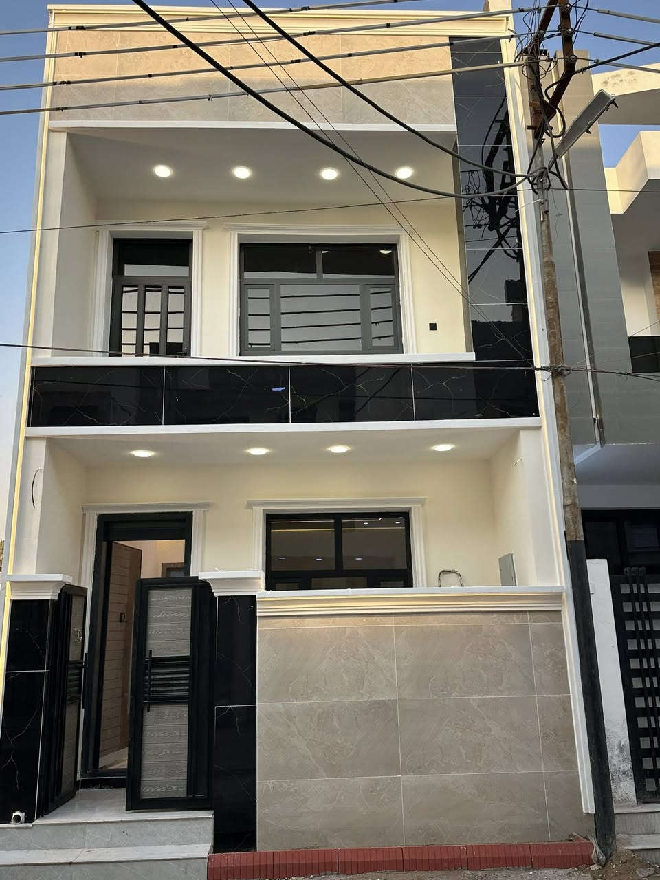 #لدينا_دار_للبيع مساحه 80 متر واجهه 5 ونزال 16 طابو زراعي سند 25 قرار محكمه البيت يحتوي على 3 غرف نوم وصاله وستقبال ومطبخ  العنوان بغداد الدورة مدخل البوعيثه مجمع الحليم 
هاتف ***********
