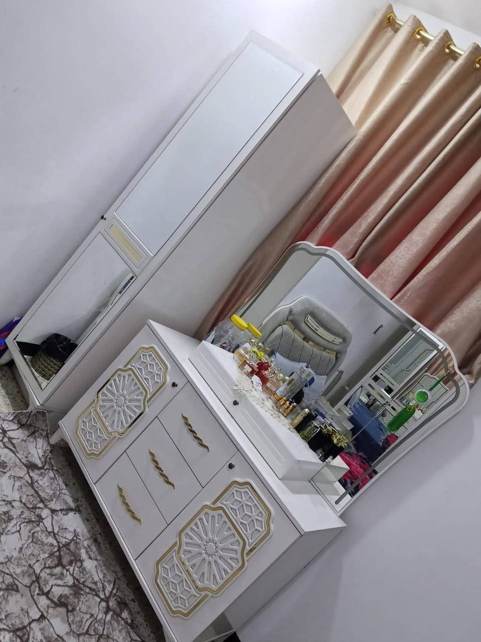 للبيع غرفة نوم اخت جديدة استعمال شهرين

***********
