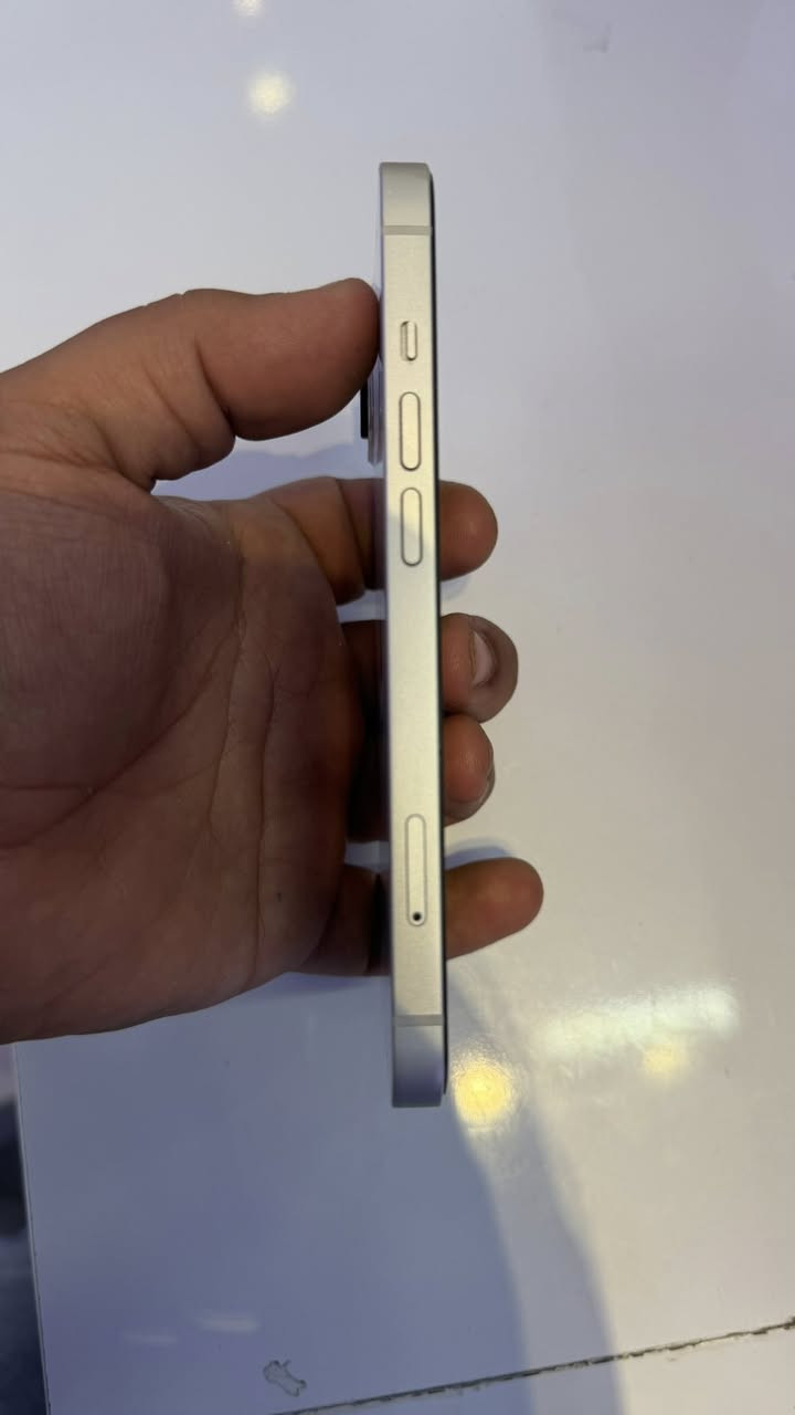 السلام عليكم ايفون ١٣ عادي للبيع الجهاز نضيف جدا شرق اوسط ذاكره ١٢٨  بطاريه 100 مشحون ١١٥ مره كامل ملحقات ضمان abm 
بعده بضمان رايده ب٥٥٠ وبي مجال مكاني كربلاء *********** واتساب او اتصال
