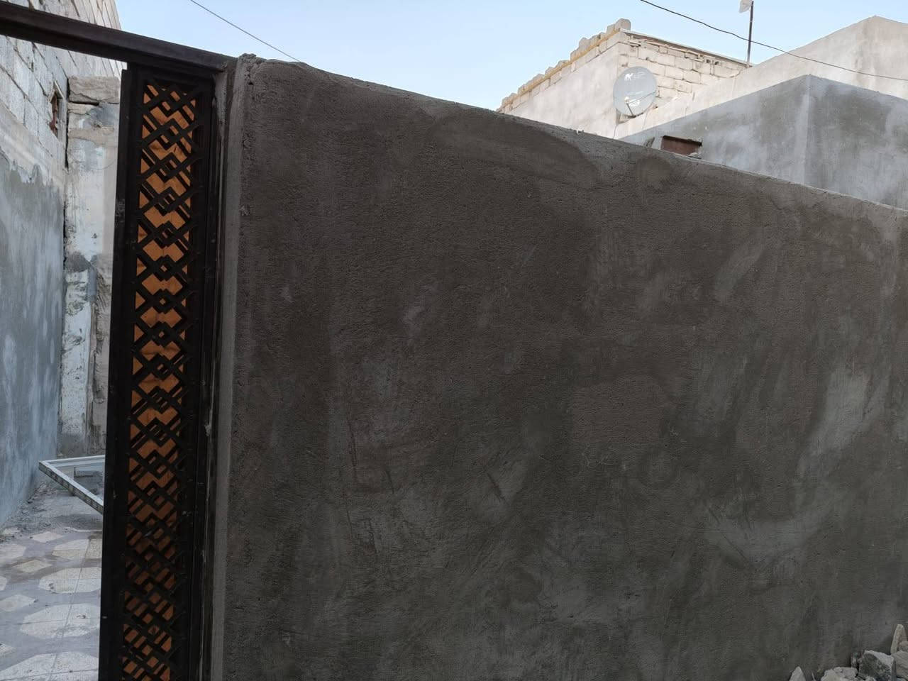 دارسكن طابو مالك صرف زراعي تحويل سهم بل طابو  أرخص بيت بل بصره ابي الخصيب  المساحة 120متر العنوان أبي الخصيب بأب طويل  يتكون البيت من غرفتين وصاله ومطبخ كراج صغير وصحيات داخليه وخارجيه  سكف عكاده بيت فارق اتكاتب وستالم مفتاح 🔑  نقص ملاحظات وترتيب سعر 30مليون اي ستفسار اتصل ***********
