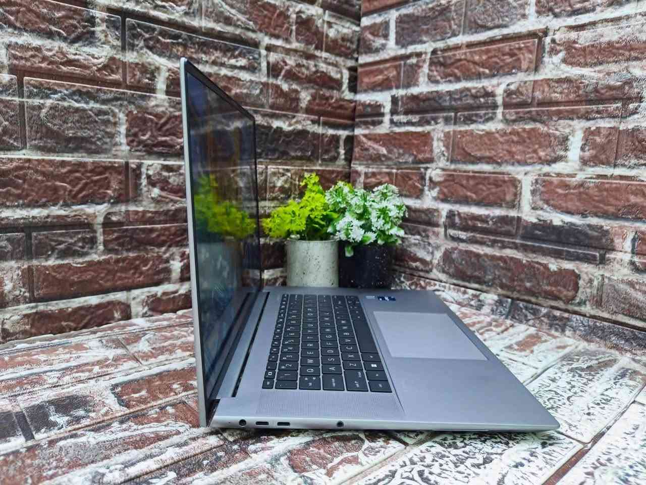 تعالي خد المميز علشان انت مميز ♥️
🎨 للمصممين والمحترفين | HP ZBook Studio G9 بشاشة 4K Touch
💻🔥 HP ZBook Studio G9 – 16 Inch
⚙️ المواصفات:
🧠 Processor: Intel® Core™ i7-12800H – Gen 12
⚡ RAM: 16GB  DDR5
🚀 Storage: 512GB SSD M.2 NVMe
🎨 Graphics:
• Intel Iris Xe
• NVIDIA RTX A1000 – 4GB DDR6
🖥 Display: 16"4k touch screen  
🎯 Refresh Rate: 60HZ
⌨ Keyboard: Backlit
🪟 OS: Windows 11 Pro
🛡 ضمان 12 شهر :
📞 للتواصل:
للحجز أو معرفة التفاصيل تواصل علي رسايل الصفحة رقم الواتس 
يرجي التواصل  https://wa.me/201141091106


**إذا كنت صاحب هذا الإعلان وتريد حذفه لأي سبب، رجاءا أرسل رسالة إلى الدعم الفني**