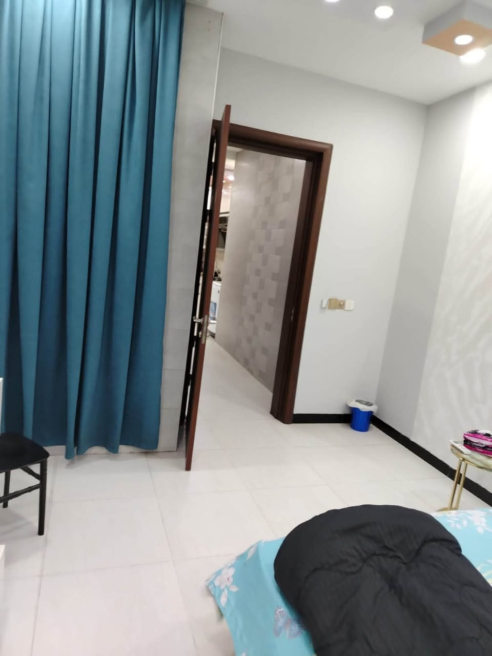 :

🏡 للإيجار – شقة مؤثثة ديلوكس 🏡

✨ شقة مؤثثة تأثيث راقٍ ونظيف
📍 الطابق الأول
📍 خلف مطعم صاج الريف – موقع هادئ ومميز

🔹 تتكون من:

* غرفة نوم
* صالة
* مطبخ
* حمام وخدمات

✅ تشمل:

* إنترنت
* كهرباء
* أثاث كامل وجاهز للسكن

🌟 مناسبة للعوائل أو الموظفين الباحثين عن الراحة والموقع المميز.

📞 مكتب أبو زياد للعقار
☎️ ***********
