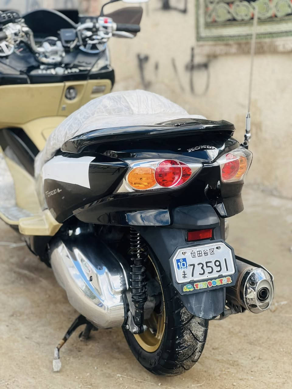 سلام عليكم ….
 فول مواصفات 010 MF 250cc 
مازدات كرستال 
جامة طويلة 
مجامع ستيرن نيكل 
قبق شوتة نيكل 
قبق كلچات نيكل 
دبلات نيكل 
واقيات هواء أصلياتHONDA 
تزويد سماعات نيكل 
سستم صوت بلادي وي السكليتر يعلة 
مانع انزلاق ABS 
ادامة كاملة گير ومكينة فيت بم جديد 
السعر ١٧ قابل للتفاوض 
*********** ما اجاوب خاص اتصل وتدلل
