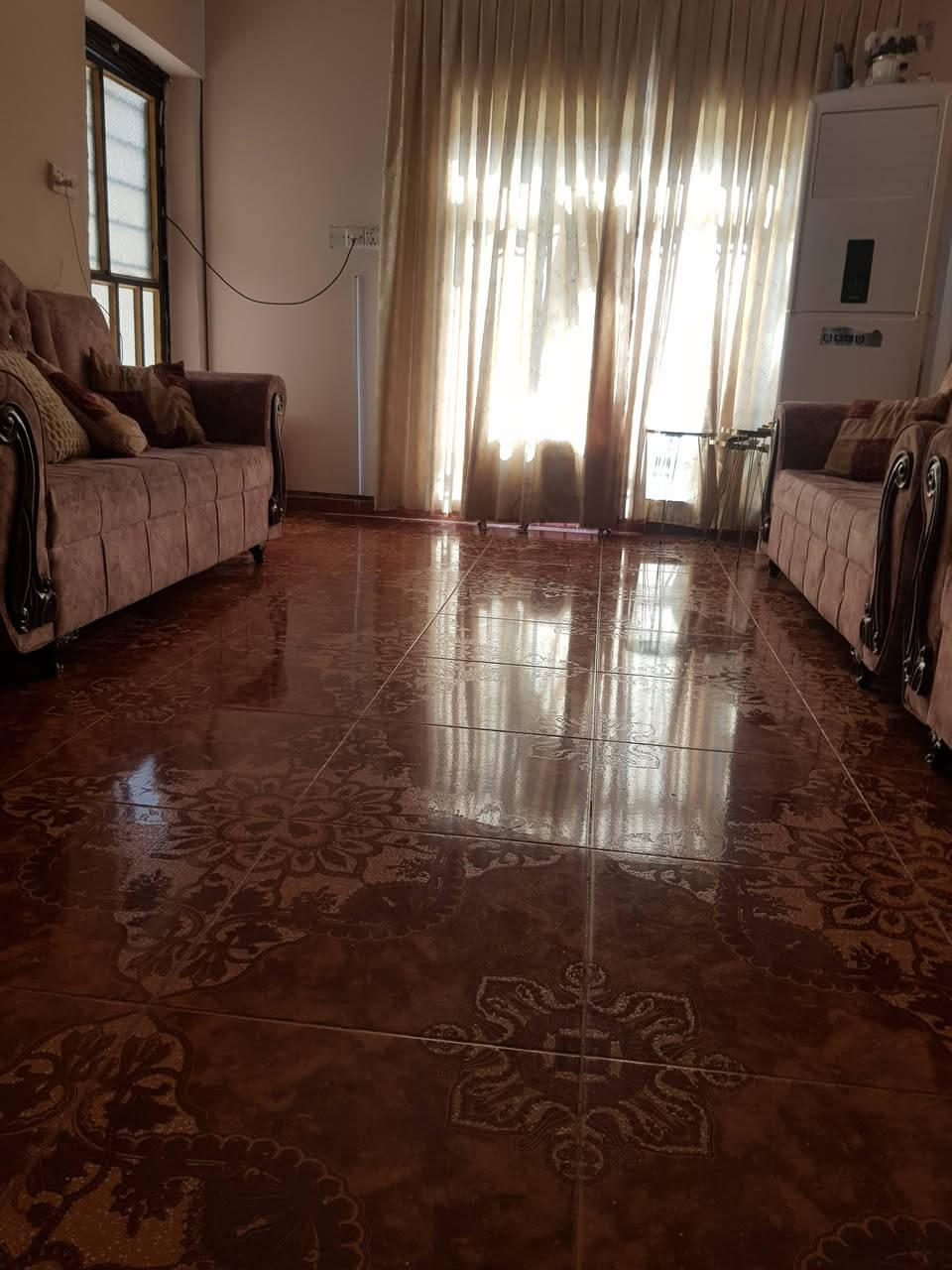 بيت للبيع طابو صرف مساحه 132 واجه 8 نزال 16 ونص طابقين الطابق ثاني معزول طابق اول صاله وستقبال ومطبغ وغرفة وطابق ثاني صاله وغرفتين عنوان شارع المعهد محله 958 زقاق 8 مدخل الكليه التقنيه او لحوم عمار ثالث فرع عاليسره مقابل اسواق علي الساعدي السعر ١٧٠ وبي مجال ***********
