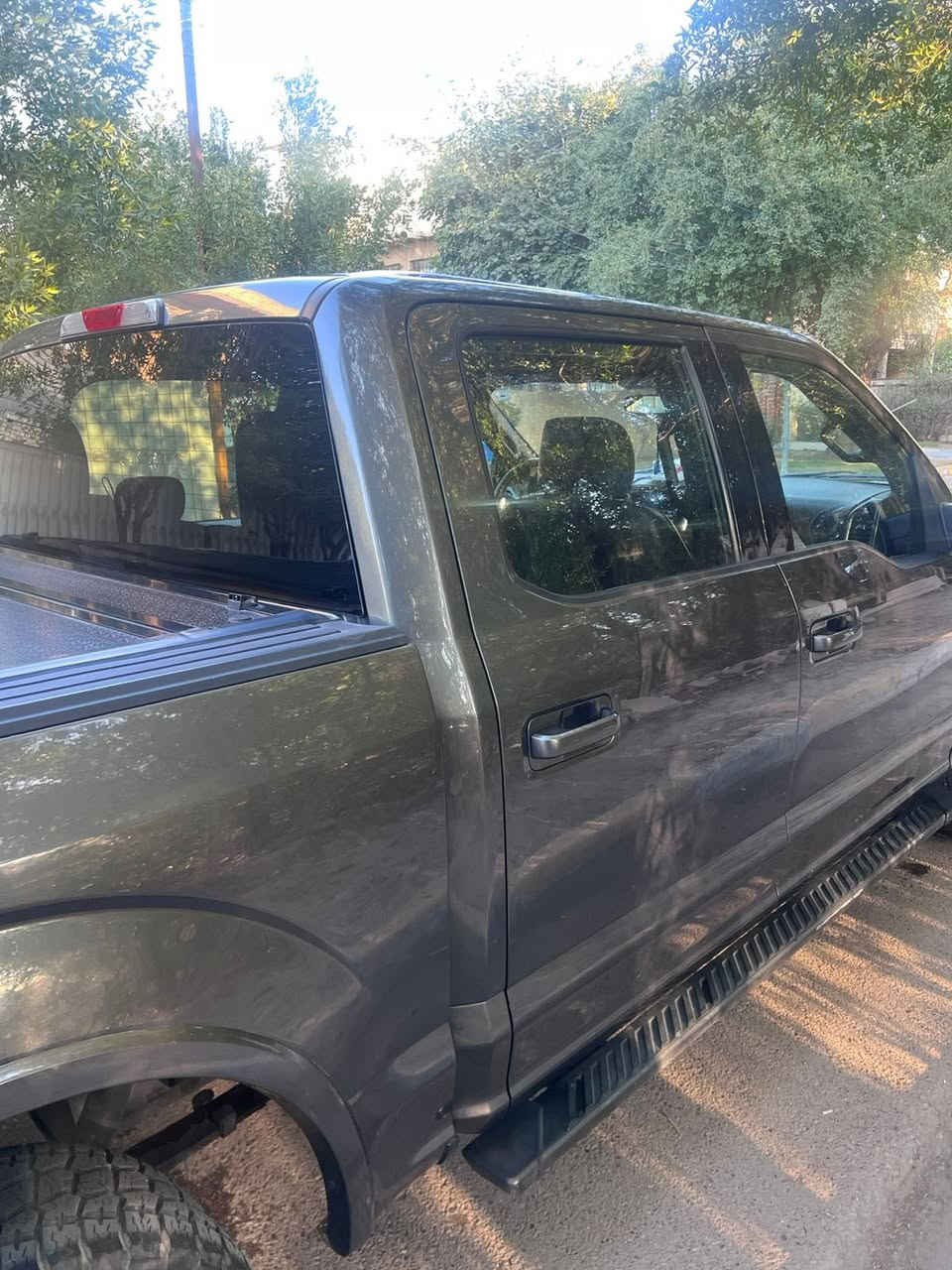 السلام عليكم 
للبيع فورد f150 xlt 2015
باب طويل بدي قصير
كير طرح كشن منفصل بيها درج باب البدي
شاد شاشه اصلي للمسجل
بيها غطاء بدي
وارد امريكي كلين 
مكينه 5000 8 سلندر 
بيها منظومة غاز يعني انسى الصرف 
السياره خير من الله 
كير مكينه حداديه مكفول
مسويلها ادامة كامله
تخم تاير جديد
بيهه بارد بالبدي عكس السايق
السعر 210 
للتواصل ***********
