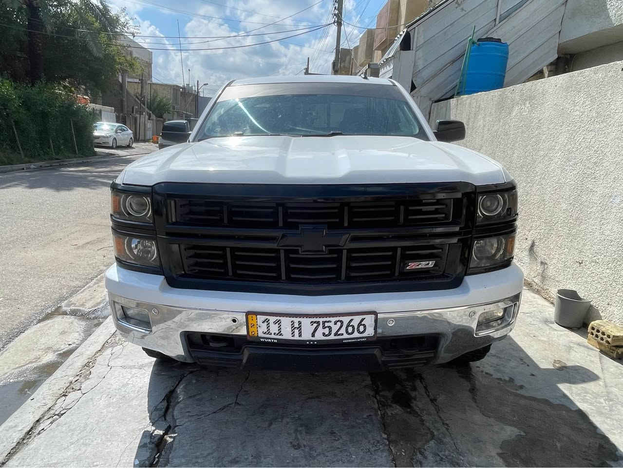 بسم الله الرحمن الرحيم 
السلام عليكم 
للبيع او مراوس 
السعر 158 بيهه مجال بسيط
سلفرادو 2014 بدي طويل وارد امريكي حادثهه بنيد وبالعراق بيهه قطع بسيطه صبغ 
رقم بغداد الجديد 
سنويه وهزه جديده 
محرك 5300 
كير تعليك 
عليهه ترفيعه فقط تعديل مستوى السياره يعني مملعوب بالصدر 
تخم تاير حجري جديد 
فول مواصفات ltz (z71) 
تشغيل عن بعد 
حساس امامي خلفي 
خزن ميموري كشن 
كشن كهرباء + تدفئه + جلد 
شاشه كبيره 
وبعد هواي انظمه ومواصفات 

4x4
ماشيه 150mi

مكان السياره بغداد حي العامل 
***********
 واتس اب *********** بغداد, العراق
