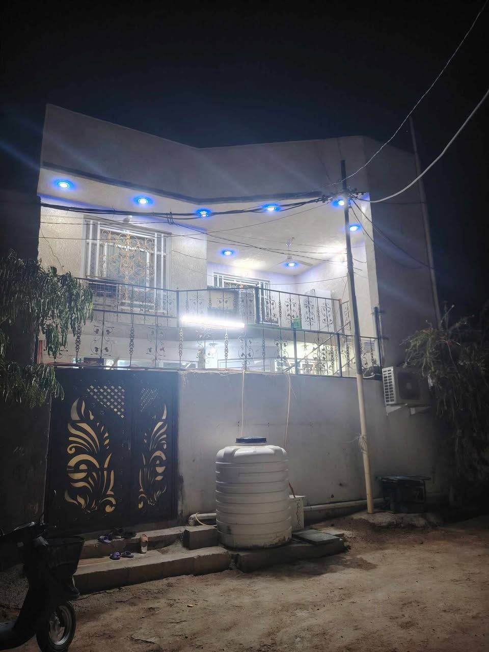 السلام عليكم دار للبيع المكان كربلاء طريق بغداد كربلاء عمود 115 مقابيل جامعة وارث الأنبياء البزل الرئيسي يبعد عن الجامعة كيلو مساحة الدار 120متر تحت البناء طابقين يحتوي الدار على ثلاث غرف نوم وصالتين واستقبال كبير وحمامات خارجيه وداخليه عدد 3 طابو زراعي قرار محكمه سند 25 السعر 95 مليون وبي مجال بسيط لشراي للستفسار الاتصال على الأرقام التالية /*********** /*********** صاحب الدار
