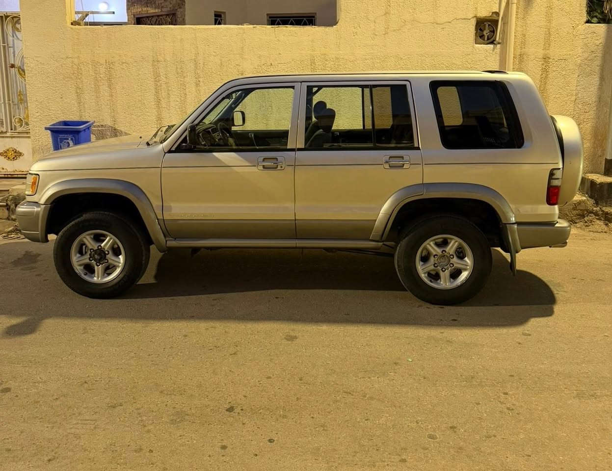 السلام عليكم 
أيسوزه تروبر موديل2000 للبيع
محرك 3000 محور 
حداديه جاهزه 
تخم تاير 
منظومه تبريد 
مكانات صبغ بدون داخل
رقم اربيل قديم بشرط التحويل 
سعر 60 بيه مجال
مكان السياره /ميسان


**إذا كنت صاحب هذا الإعلان وتريد حذفه لأي سبب، رجاءا أرسل رسالة إلى الدعم الفني**