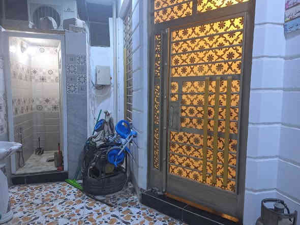 السلام عليكم بيت للايجار زراعي ١٠٠متره حي الاسره شارع ام الحسن يتكون من غرفه واستقبال ومطبخ وصاله وصحيات  *********** اجاره ٢٥٠ الف
