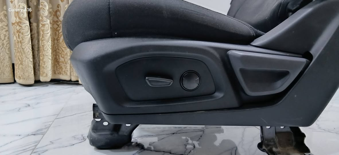 مقاعد اماميه مقعد السايق كهرباء بدون اي ضرر اومقعد  الراكب عادي بدون مواصفات طاك الايرباك او فرس بوليسي للبيع السعر 250الف للتصال ***********
