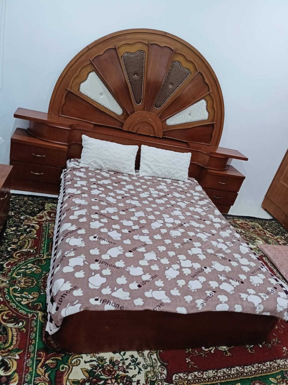 غرفه نضيفه خشب عراقي
سعرها 600  بيع مستعجل  شراي تفضل خاص
*********** / واتساب
