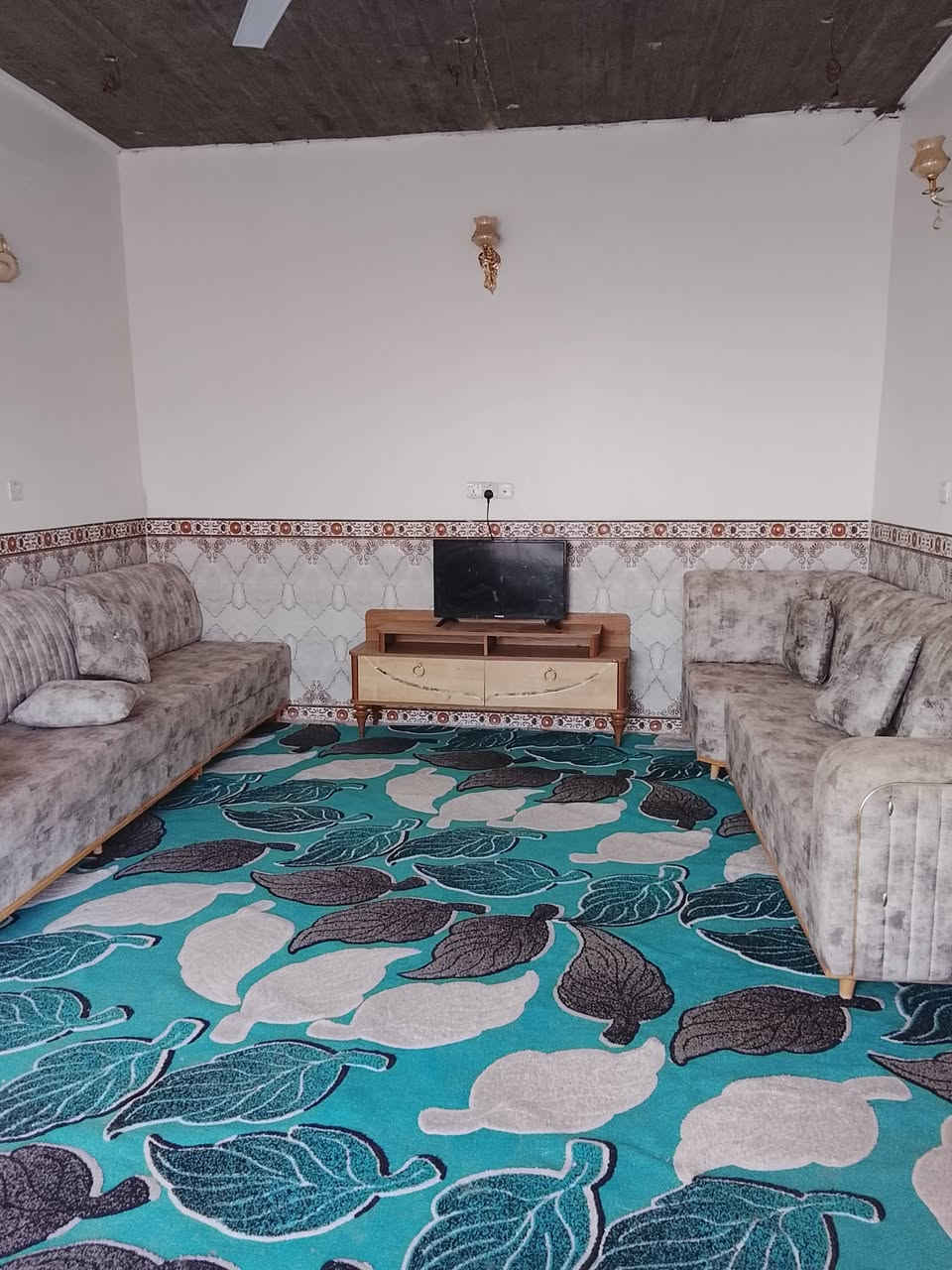 السلام عليكم ورحمه الله 
بيت 500 إقرار محكمة ومسجل بل بلدية ظمن التطويب 
الموقع قرب جامعة لإمام جعفر الصادق قريب جدا من شارع العام شارع بغداد الرئيسي 
يتكون البيت من غرفتين وصاله وحمام ومطبخ وبراني ومجمع صحي خارجي 
هاتف *********** علاء
