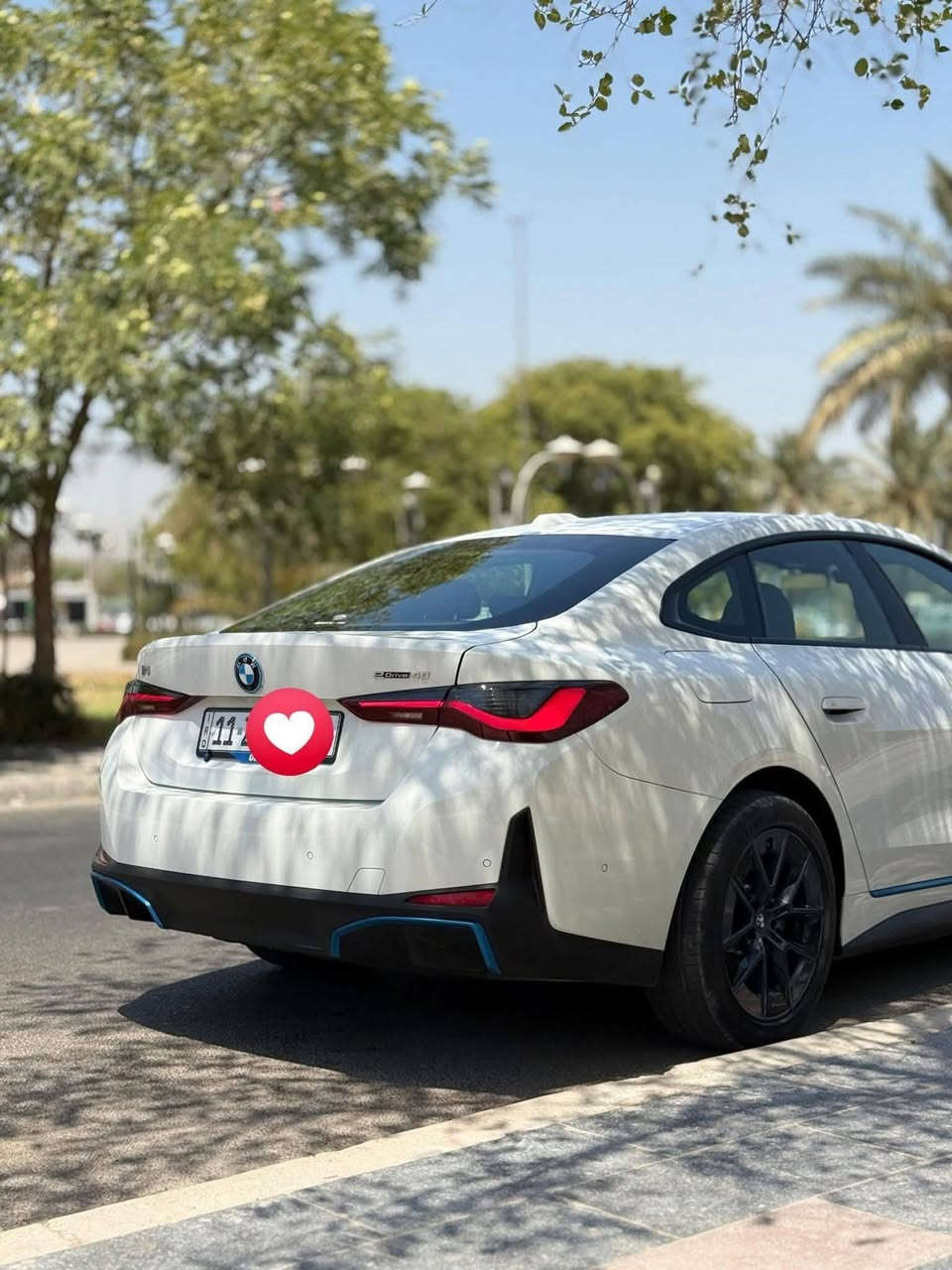 BMW i4 Edrive40 2023
كهرباء بالكامل
. .
المواصفات :
  
 بطارية 84 كيلو واط  (الشحنة تمشي 400-500 كيلومتر)
بانوراما
لايتات امامية متحركة عدسة Adaptive laser led 
حساسات امامية وخلفية 
رادات جانبية وامامية
كاميرا  خلفية 
توقف ذاتي 
تنبيه اصدام للمركبات وللاشخاص
محدد ومثبت سرعة + تنبيه الخروج من المسار
نظام الترفيه idrive 8 احدث نظام 
ممكن عرض خريطة ويز على الشاشة الاماميه (امام السائق)
المسافة المقطوعة 29,000 ميل 
مقاعد كهرباء + تسخين مقاعد + تسخين مقود قيادة
اوامر صوتيه في النظام الترفيهي 
السرعة من 0-100 خلال 5 ثواني 
حادث السيارة : الجاملغ الخلفي فقط
بدون ايرباك (ايرباكات سليمة )
السيارة جديدة جداً ونظيفة ومناقصها اي شي 

مكان السيارة اربيل / موصل 

رقم الهاتف
 ***********
السعر 30,000$
