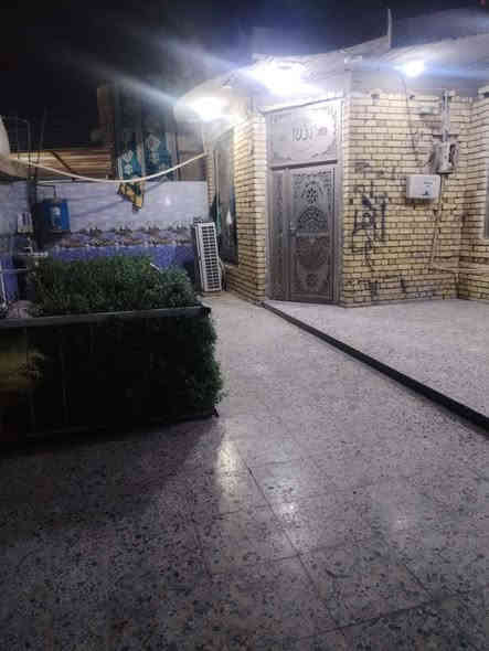 السلام عليكم دار سكن للبيع مساحتة 300م في الكوت منطقة حي الحكيم نزلة عميد جادر بالقرب من سكلة ابو حسن شارعة ١٠م البناء طابوق درجة اولى والسقف صب مسلح والارضية والجدران سيراميك ويتكون البيت من غرفتين نوم وصالة واستقبال ومطبخ وصحيات داخلية وخارجية ومرقم من قبل البلدية ومتوفرة كافة الخدمات السعر 65 وبي مجال الاستفسار الاتصال على هذا الرقم ***********
