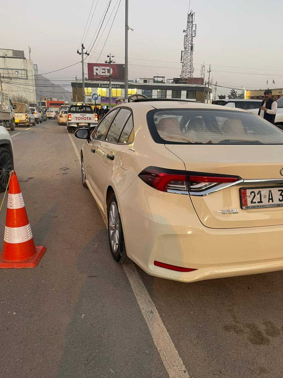 تەکسی کرۆلا 2025هایبرێد 
 تەنها 9 هەزار ڕۆیشتوە بەناوخۆمە بەسفری ڕامکێشاوە هیچی پێوەنیە تەنها دەحامی پێشەوەی شوختێکی بچوکی پێوەیە ئەوەی تر هەمووی بەشەرت.
نرخی 2دەفتەرو کەمێک معامەلە
ڕەقەم و لۆگۆ کراوە تا 2030
***********
شوێن ڕانیە رانية, السليمانية

