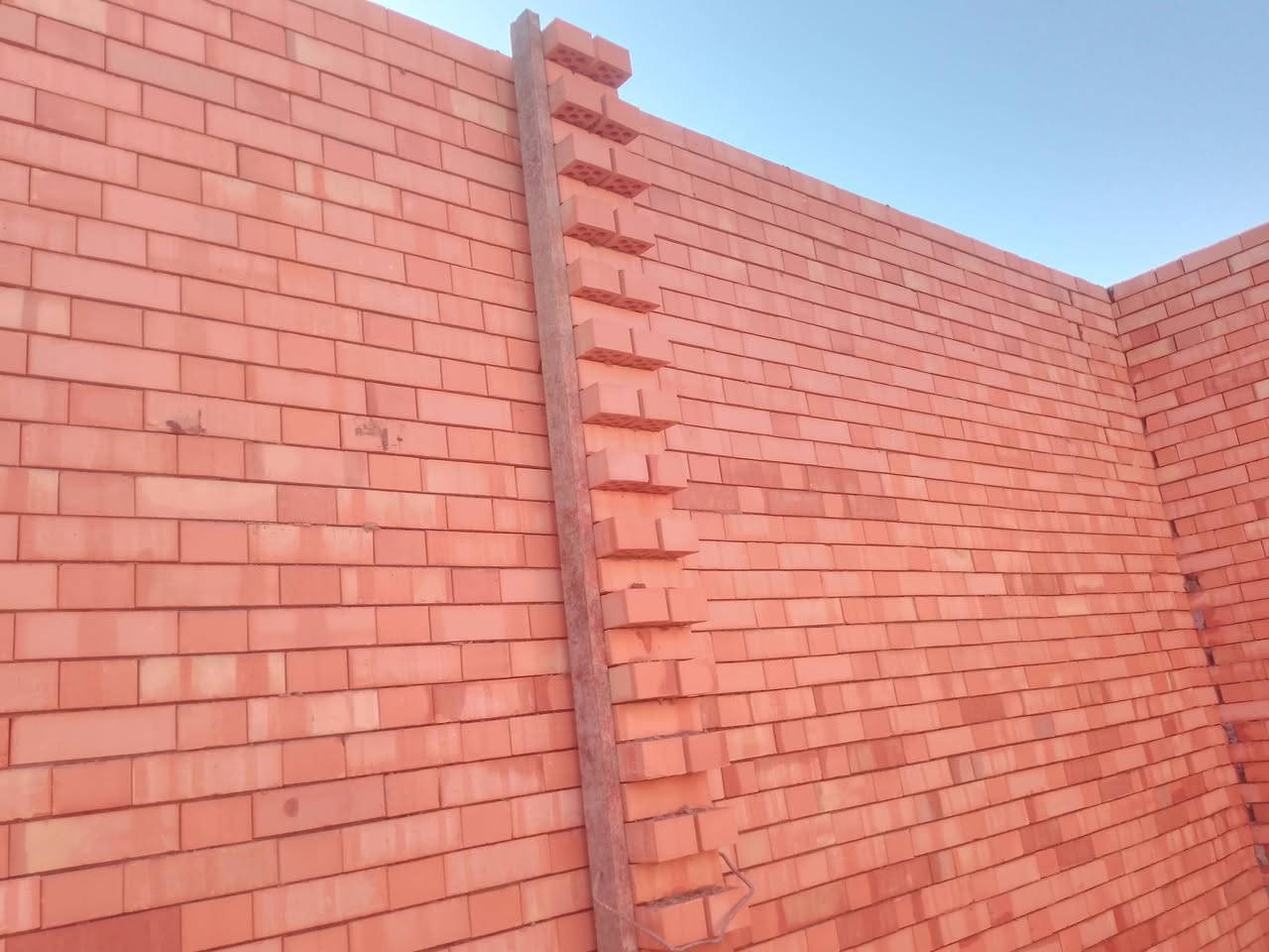 سلام عليكم خلفه بناء،طابوق وبلوك شغل درجه اولى ونضيف ستلام مهندس وسعار مناسبه رقم لاتصال ***********
