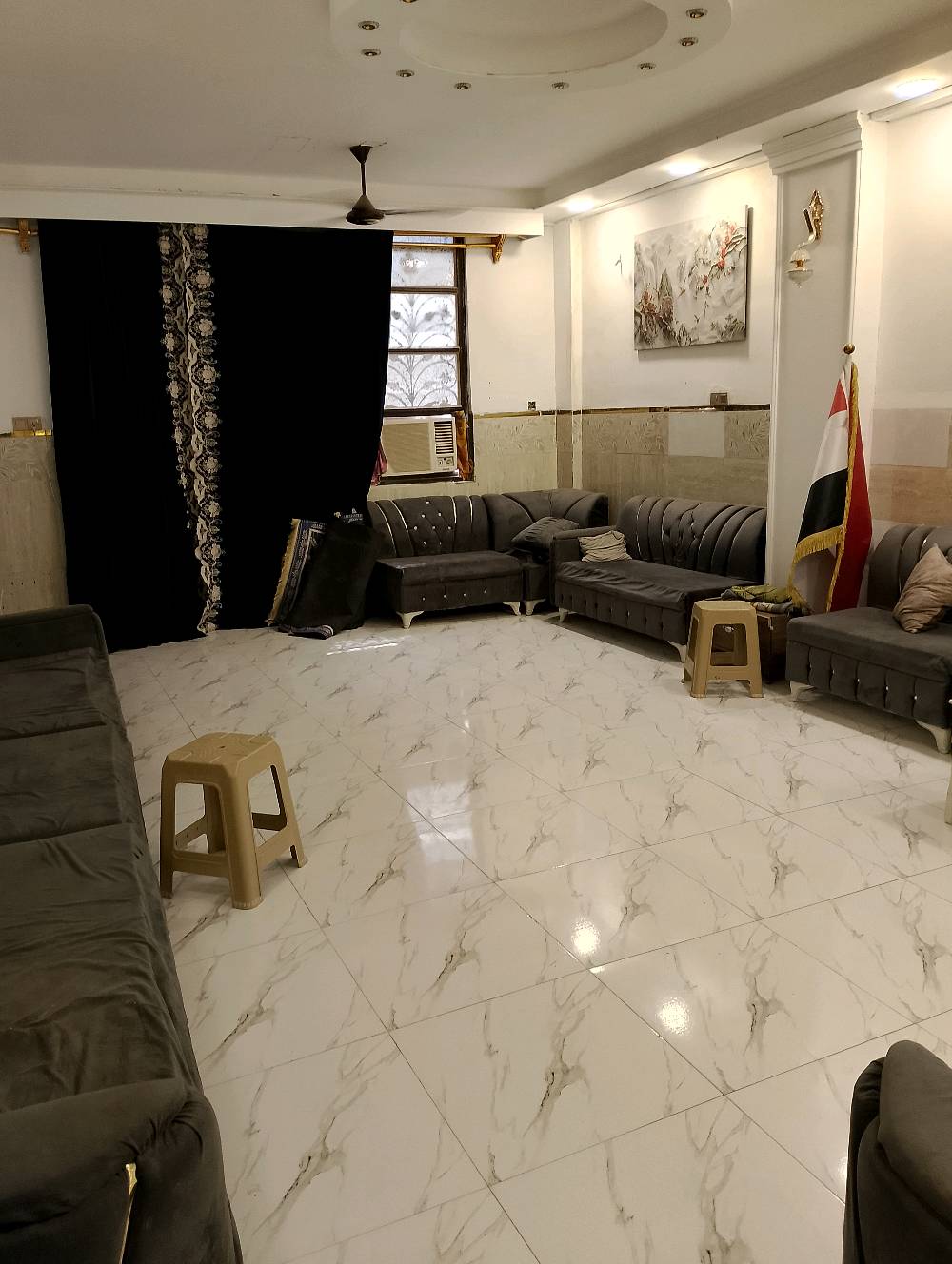 بيت لليجار او للبيع كربلاء الحر مقابل المستشفى التركي شارع محطة غاز الحر  200 متر 4 غرف نوم مع ثلاث صحيات حديقة كراج سياره بناء جديد 