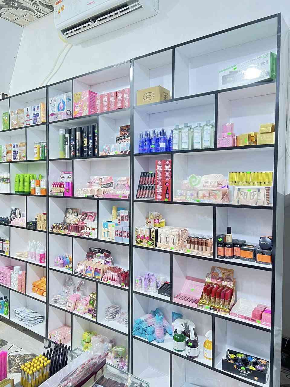 #فرصه تجاريه اغتنمها بسرعه
محل كوزمتك وعطور للبيع (بالكامل أو ديكور فقط) 💄✨

للبيع محل كوزمتك شغال وبكامل بضاعته في (الناصريه-الفداء). المحل مجهز بديكورات راقية وبضاعة منوعة (مكياج، عناية بالبشرة، عطور).

✅ موقع تجاري نشط.
✅ عقود تجهيز مع أفضل الموردين.
✅ جاهز للاستلام والعمل فوراً.

علماً !!!!
 تعطى وكاله و تدريب على فنون البيع و التشخيص لشركه عالميه رصينه ( براند ) تسلم مع للمشتري مجاناً 

للسعر والتفاصيل، يرجى التواصل عبر الخاص أو الاتصال على الرقم فقط ولا نرد على التعاليق: (***********).
