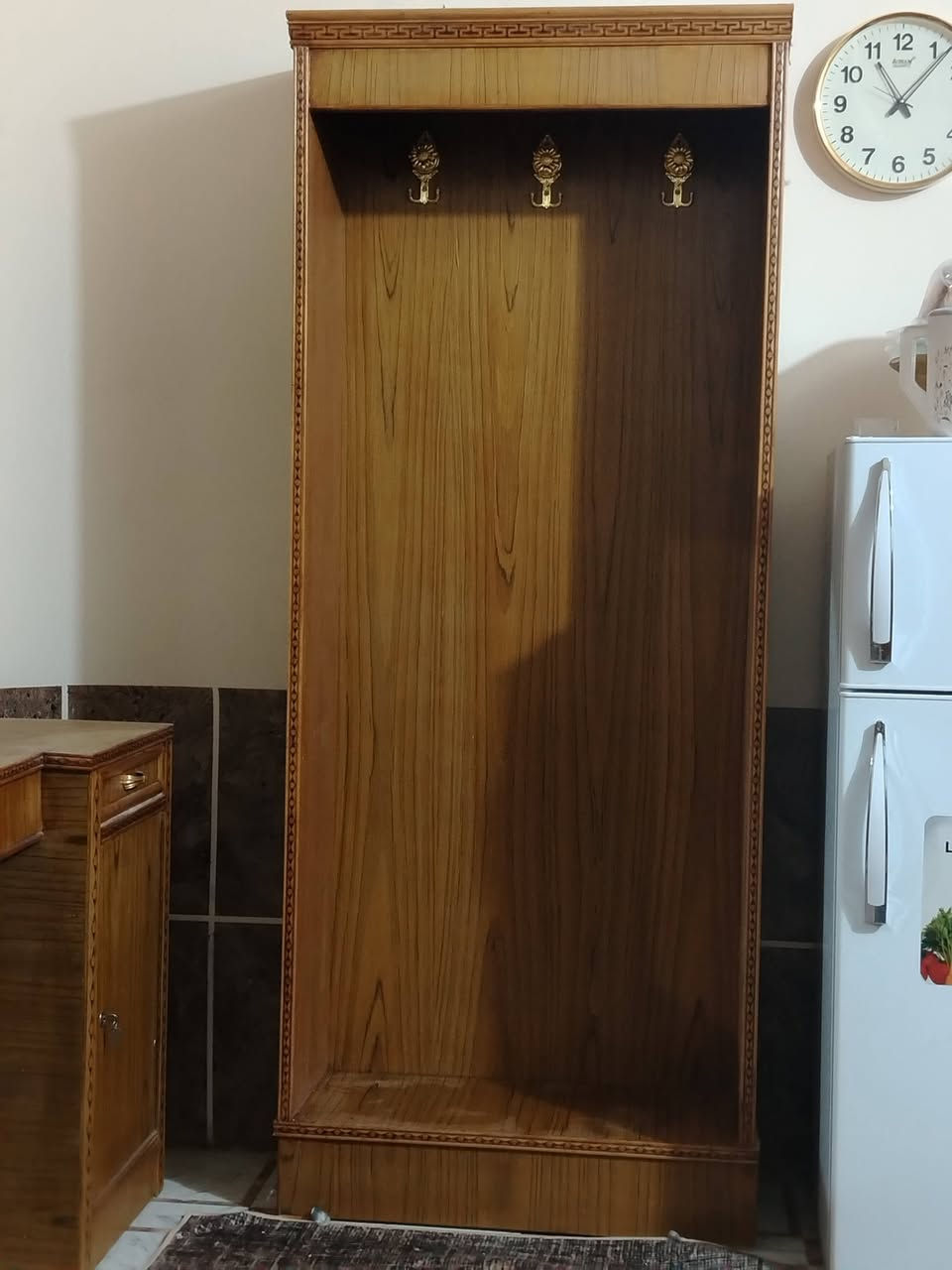 العنوان النجف حي الشهداء 
السلام عليكم غرفه ام الخمسه طابق واحد بالغرفه مستخدمه اللي يحب يتواصل هذا رقم موبايلي *********** السعر 600 وبيها مجال
