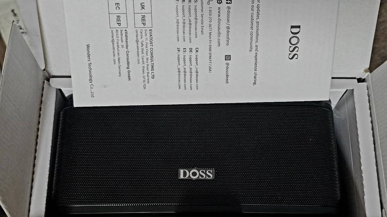 سبيكر ماركة DOSS، وتحديداً موديل SoundBox Touch. يتميز هذا الجهاز بتصميم عصري مع ميزات تحكم متقدمة وأداء صوتي قوي بالنسبة لحجمه.
يوفر صوتاً ستيريو بقوة 12 واط عبر مشغلات مزدوجة عالية الأداء، مع تعزيز عميق للبص (Bass).
يتميز بواجهة تحكم تعمل باللمس في الجزء العلوي، مما يسمح بتغيير المسارات الصوتية، الرد على المكالمات، وضبط مستوى الصوت بسهولة. يحتوي على بطارية مدمجة (2200 مللي أمبير) توفر ما يصل إلى 20 ساعة من وقت التشغيل. يدعم تقنية Bluetooth 5.0 لاتصال مستقر، كما يدعم تشغيل الموسيقى عبر بطاقة TF ومدخل Aux.
مقاومة الماء: الجهاز حاصل على تصنيف IPX5 لمقاومة رذاذ الماء، مما يجعله مناسباً للاستخدام الخارجي.
 متوافق مع أنظمة iOS وأندرويد وجميع الأجهزة التي تدعم البلوتوث. 
السعر 35


**إذا كنت صاحب هذا الإعلان وتريد حذفه لأي سبب، رجاءا أرسل رسالة إلى الدعم الفني**