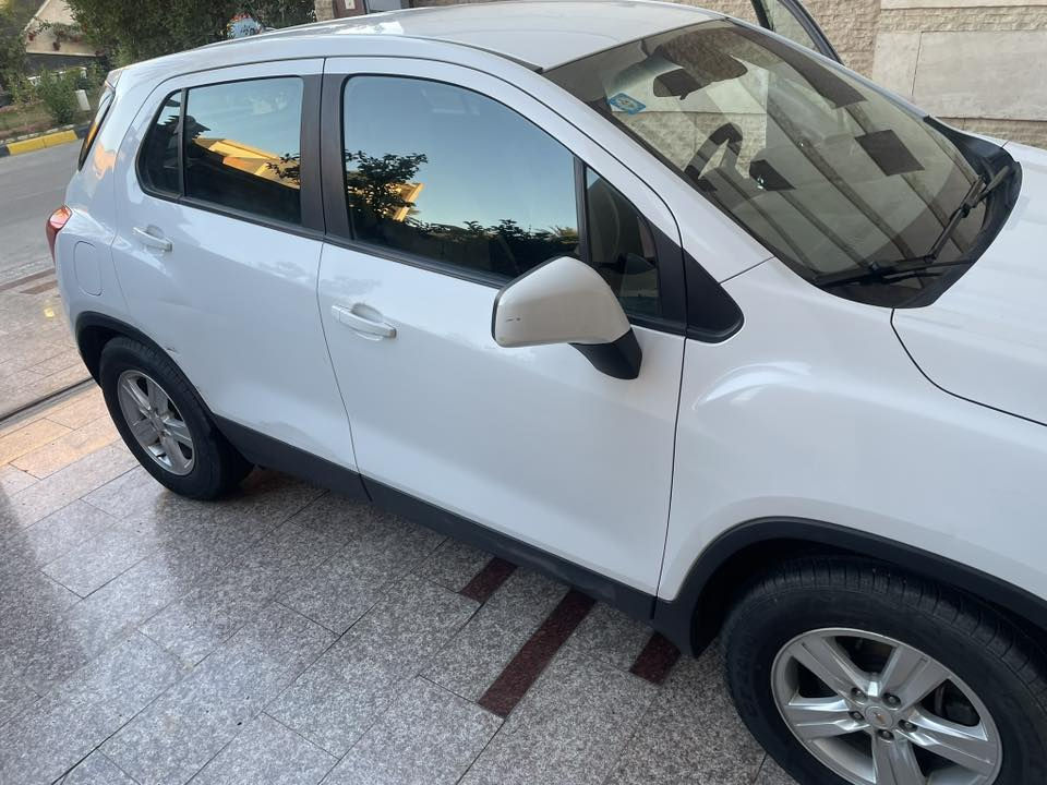 شوفرليت تراكس خليج ٢٠١٧ بدون حادث بدون ضرر عدى طخة صغير بل باب الخلف الراكب ماشية ٨٣٠٠٠محرك ١٨٠٠السيارة نظية على بلاد حساس خلفي حساس اطار  السعر ١٠٥$ وبيها مجال تحويل ثاني يوم مكان السيارة شارع فلسطين***********
