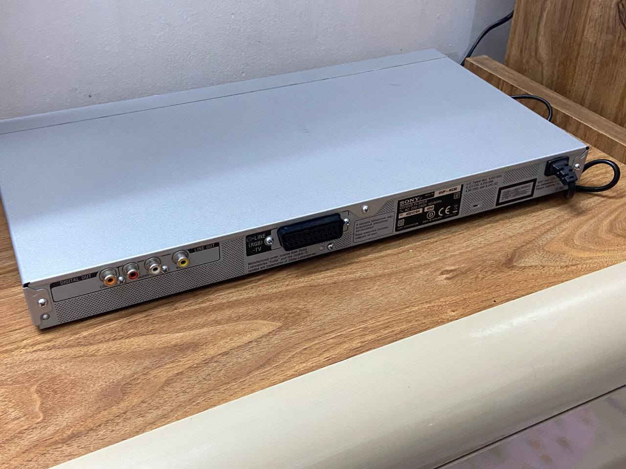 DVD SONY .
شغال كامل مع الرمونت .
وات ساب *********** . 
الخاص مغلق . 
متوفر توصيل .
