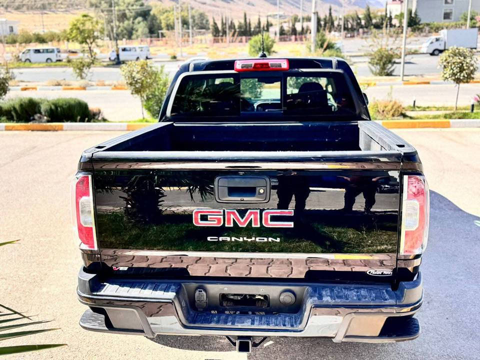 2022 GMC Canyon, V6
مكينة ٦ سلندر مرغوب
باب كبير وبودى صغير 
، بها قطعتين وشاصي فقط رصعة بدون معجون و بدون صبغ 
و سقف ب سبب كونتينر بيها كم مكان بس رصعة 
صورة حادث موجود ب منشور 

كشن كهربا ، 
كاميرا ،
 جام كهربا
لايتات امامي وخلفي ليد
ماشية فقط ٢٦ الف
تحديد سرعة
ربع ما بها مصرف
تترقم شمالي وياها شهرين للترقيم

مكانى رانيه تابع للسليمانة 
سعر :- ١٥٥$ بلاش
*********** - ***********
____________________________ 
 GMC Canyon,  مۆدێل 2022
ده رگا گه وره و بودى كورت 

مەکینە 6 بستۆنی مەرغوب

سەیارەکە دوو پارچەى بۆیاخە وشاصي قرنجي پيوه يه 

سه قفه كه ى به هؤى كونتينه ره وه كه ميك قه پ و قؤپى هه يه
تەنها ٢٦ هه زار ڕۆشتوە
کوشن کارەبا ، کامێرە ، جام سەحب ، ئاوێنە ئۆتۆ ، تەحدید سورعە، ئۆتۆماتیک
سەیارەکە یەک دینار مەسرەفی تیانیە هەمووگیانی بەشەرت
گێڕو مەکینەو تەبریدو بەناوکردن و غرامە هەمووی بەشەرت
دوو مانگی لەگەڵە بۆ رەقەم کردن
شوێن : رانیە
سعری ١٥٥$ وەرەقە

ژمارەی خاوەنی : *********** 
یان *********** السليمانية, العراق
