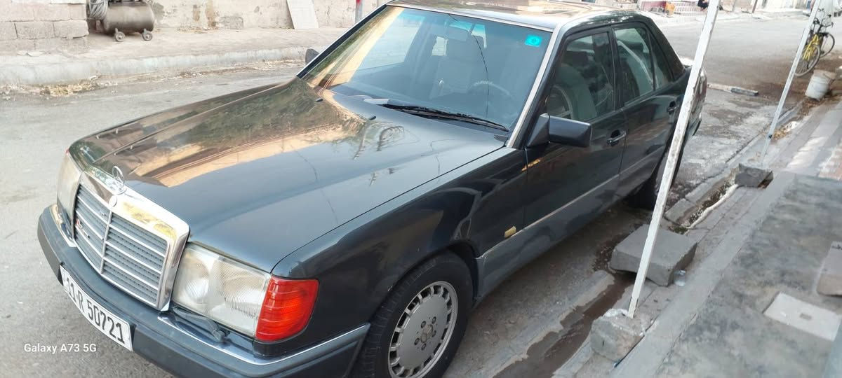 السلام عليكم شباب مارسيدس دب بلادي موديل 1992 قبق اسود بسمي تحويل مباشر تخم تاير دبل فيت بم اريل كهربائي دبل هورن سيارة نصبه اتخبل قواعد بلاد صار بيها خيط بخار بدايه دامه كامله من فيت بم وتانكي وعنكبوت كله جديد  لبارحه شادهن رقم بغداد دولي بسمي  *********** سعرها 65 وبيها مجال
