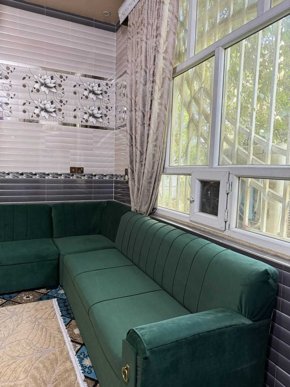 ديوان زيتوني نظيف للبيع بسعر ٥٥٠ وبي مجال كربلاء طويريج ***********
