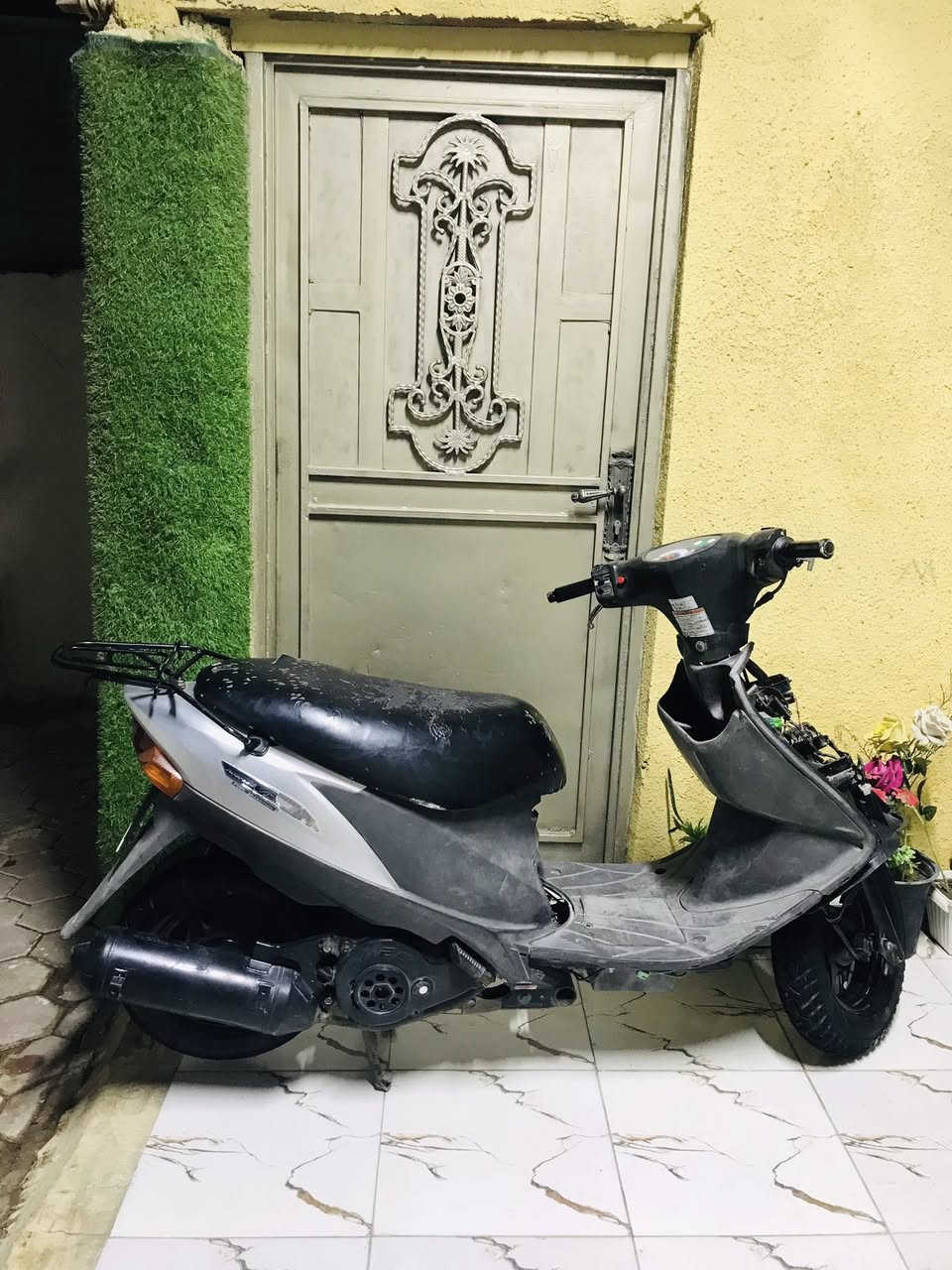 السلام عليكم دراجه ادرس قديم للبيع سلف هندر نكره تايرات جدد باتري جديد الدراجه مفتوحه مره وحده وعوزهه نقوصات الاشاير والايت والترايش فقط شلعه ومعدل فوول ✅ السعر 300وبيهه مجال ♥️ مكاني كوت دور العمال للتصال ***********
