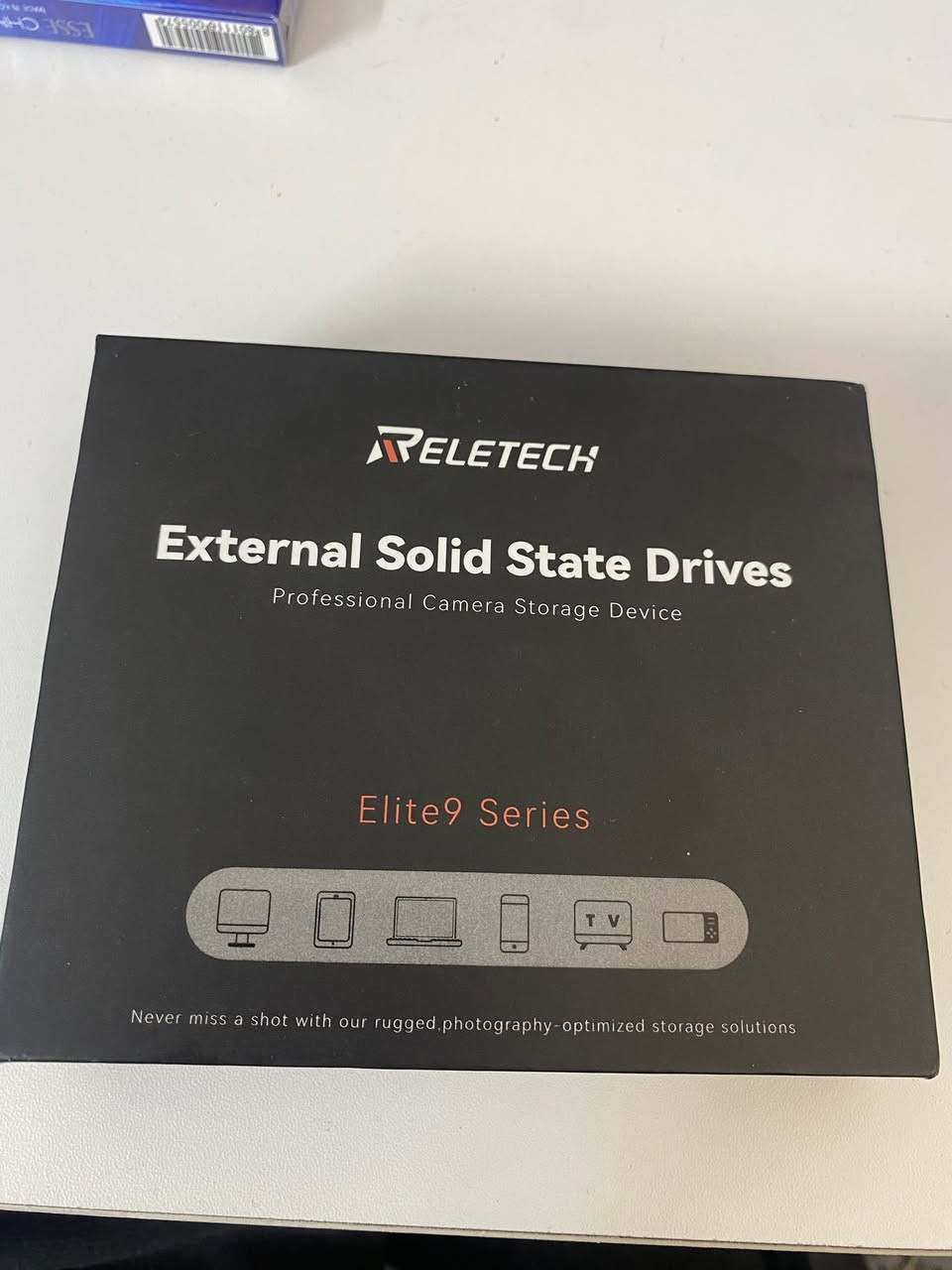 صيدة للطيبين.. أسرع وأصغر 1 تيرا بالعراق! 
للبيع: هارد خارجي SSD ماركة Reletech (النسخة الـ NVMe السريعة)
إذا تعبت من الهاردات القديمة اللي تلطش وتأخرك بنقل الملفات، هذا الهارد هو الحل. هذا مو هارد عادي (HDD) يدوخك، هذا SSD NVMe يعني القمة بالأداء والسرعة.
ليش هذا الهارد يسوى؟
 سرعة طيارة: ينقل بيانات بسرعة توصل لـ 1000MB/s. يعني تنقل فلم كامل أو لعبة بـ 3 ثواني وبدون تعليق.
 وحش للآيفون: جماعة آيفون 15 و 16، هذا الهارد مالتكم! تكدر تربطه وتصور 4K ProRes كبل عليه، وتخلص من سالفة "الذاكرة ممتلئة".
 للگيمرز والمصممين: يشتغل طيارة على الـ PS5 والـ Xbox واللابتوبات. تخزن ألعابك وتشغلهن منه مباشرة بدون أي تأخير.
 تبريد وفخامة: جسم ألمنيوم بالكامل (مو بلاستيك)، يعني يبرد بسرعة ويحمي ملفاتك إذا وگع من إيدك.
 حجم ميني: أصغر من "اللايتر"، تخليه بجيبك وتروح وين ما تريد، وشكله كلش هيبة.
المواصفات:
• السعة: 1000 جيجا (1TB) حقيقية.
• الحالة: نظيف جداً "بحالة الوكالة" وشغال 100%.
• الربط: يجي وياه كيبل Type-C أصلي، يشتغل على الموبايل والحاسبة فوراً.
السعر: 130,000 دينار


**إذا كنت صاحب هذا الإعلان وتريد حذفه لأي سبب، رجاءا أرسل رسالة إلى الدعم الفني**