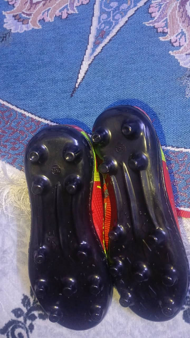 حذاء رياضي حجم 38 سعر 15مكان شعب ***********
