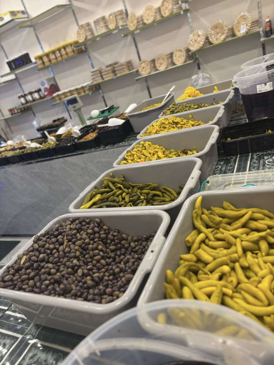 طرشي والبان حي العسكري معروض للبيع 
محتويات المحل
بارادات اثنين كبار+ مجمدة عارضة 
سبلت عامودي 3 طن 
رفوف جديدة وديكور مرتب 
المحل كله سيراميك جديد وسقف ثانوي وانارة جديدة 
الباب جام خانة سكيوريتي حديث 
قطعة ضوئية باسم المحل 3 امتار 
+ المسواك الي داخل المحل من طرشي ومخللات والبان 
الي يحب يستفسر عالخاص او هذا الرقم 
***********
