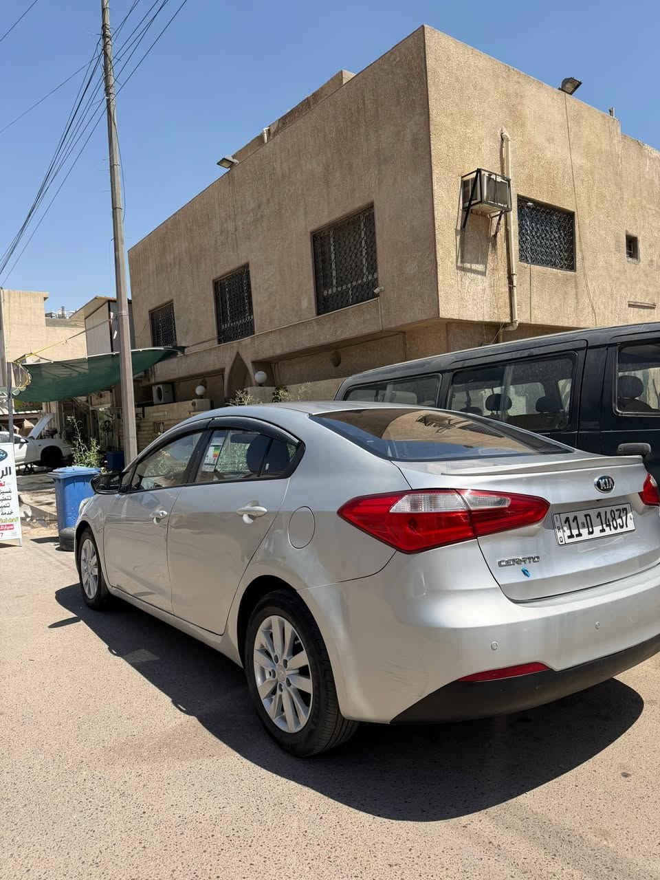 السلام عليكم
للبيع كيا سيراتو خليجي الشركة العامة 
محرك 1600cc 
السيارة موديل 2015 
ماشية 107 الف حقيقي 
استعمال شخصي 
يمي انطخ الدار مال الجاملغ الخلفي والباب الي بصفحة السايق ف انصبغن والجاملغ الثاني بي كلير بدون معجون اثر شخوط 
كير مكينة حدادية تخم تاير ولا كلوب مشتغل بدشبول داخلها لونين اسود ورصاصي تخم تاير جديد باسمي السيارة رقم بغداد تحويل ثاني يوم 
مكاني اليرموك خلف التفاح الاخضر 
*********** 
السعر 105 وبيها مجال
