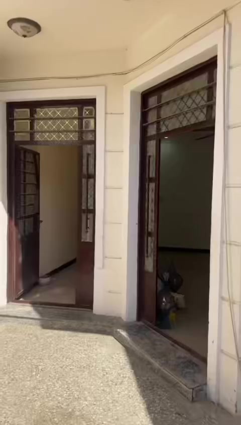 السلام عليكم
بيت للإيجار المساحة 125م 
يحتوي ع 4 غرف وصحيات 3
العنوان حي الحسين ظهر سنتر ابو طعمة 
للاستفسار الاتصال ع الرقم 
***********
