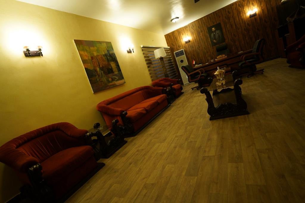 تحية طيبة بيت للبيع ١٠٠٠متر الموقع الاميرات المنصور قرب السفارة التونسية
***********
