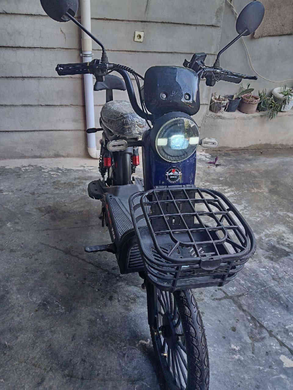 سلام عليكم دراجه موديل 2025 للبيع كلشي شغال بيها عل شرط بطاريلت 5 نضافه 90٪ العنوان حزيران او حي، العسكري  للتواصل الرقم *********** واتساب  والسعر 470 وبيه مجال
