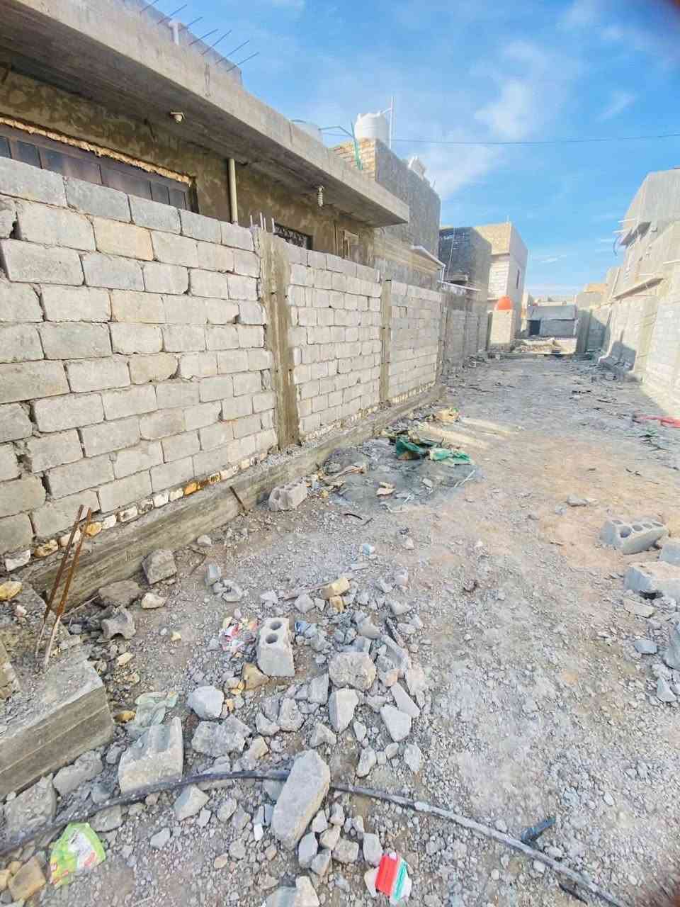 سلام عليكم قطعه ارض للبيع مساحته  اكثر من 140 مكانه بابل ابو خستاوي شارع سيد علي  وبيه سياج سعره 15وبيه مجال سند 25تتحول بسمك الرقم ***********متواجد واتساب همين
