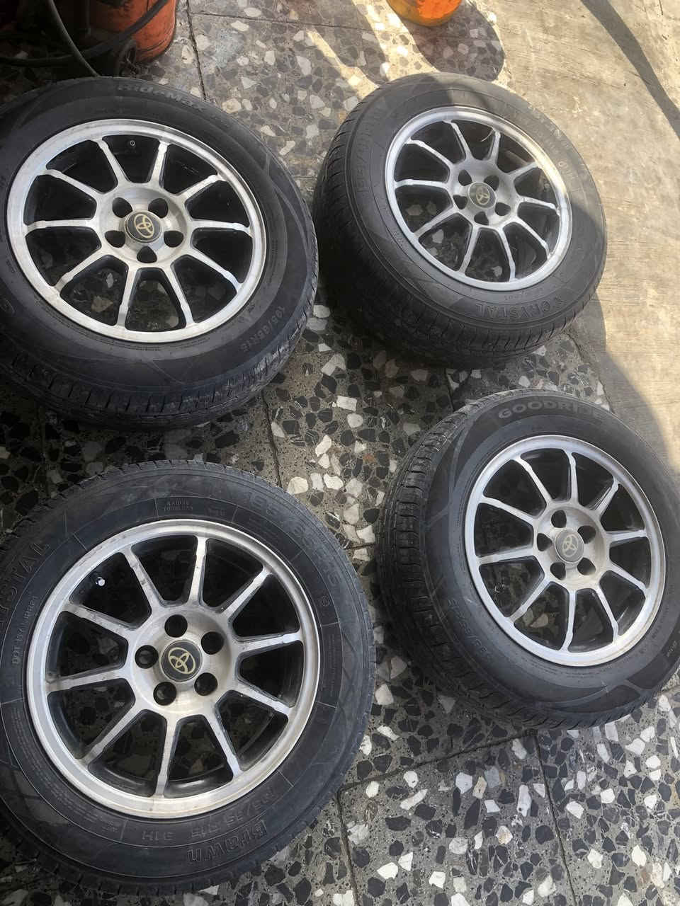 تخم ويل كب كورلا حجم ١٥ تايرات جديده  ٢٢٥ الف بغداد غزاليه *********** بيع او مراوس
